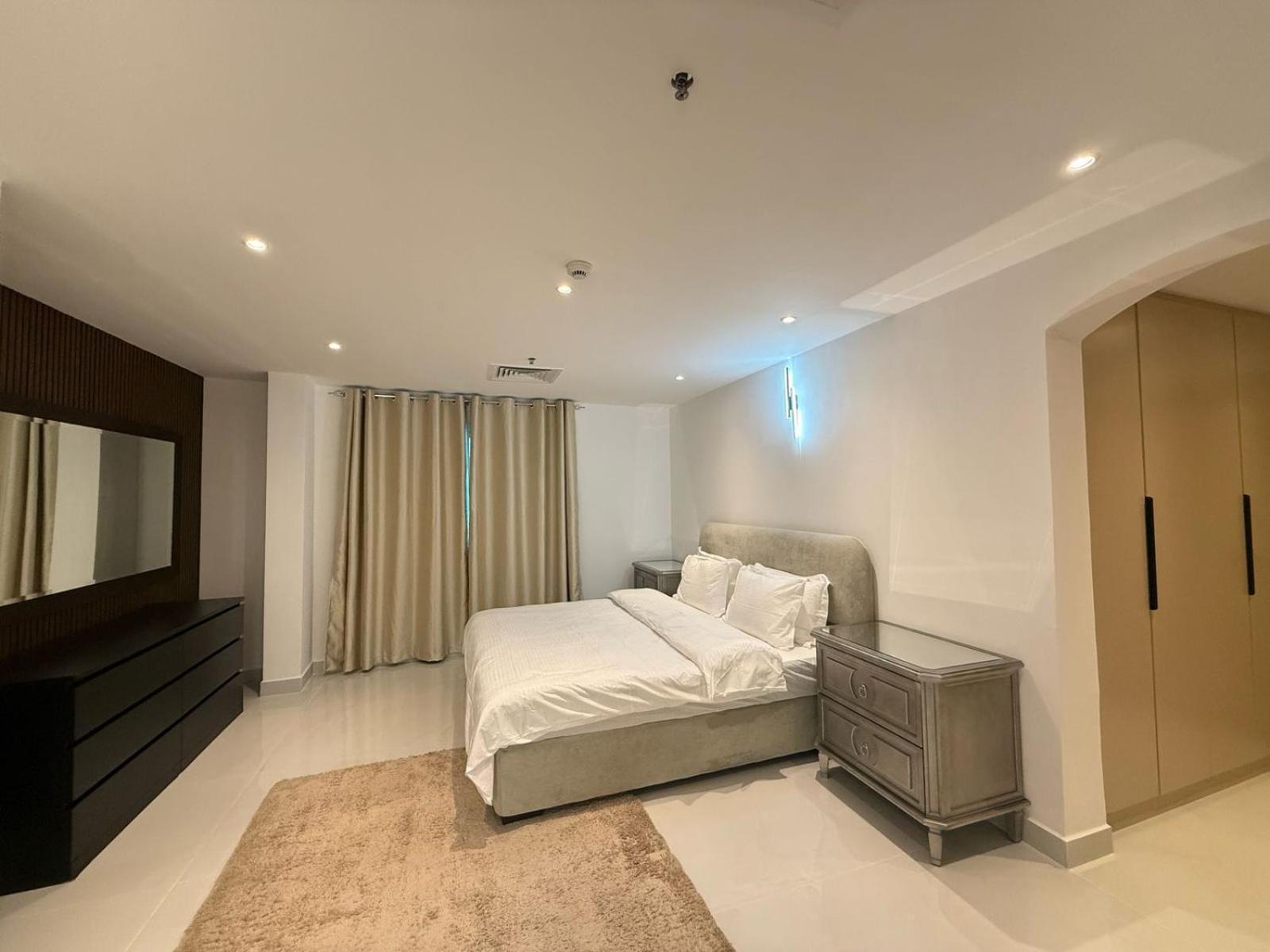 Apartment Spacious Modernized 2 Bedroom And Duplex 4 Br By Taskeen Homes