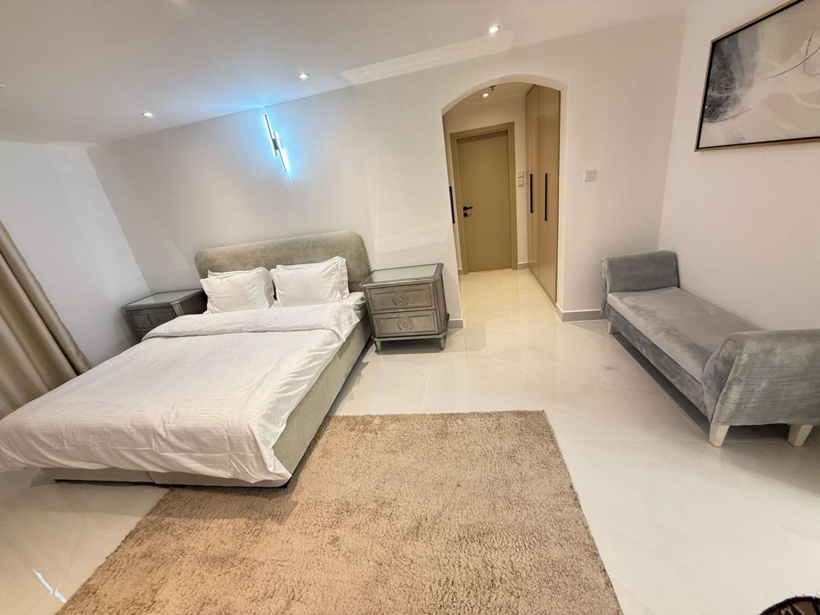 Spacious Modernized 2 Bedroom And Duplex 4 Br By Taskeen Homes