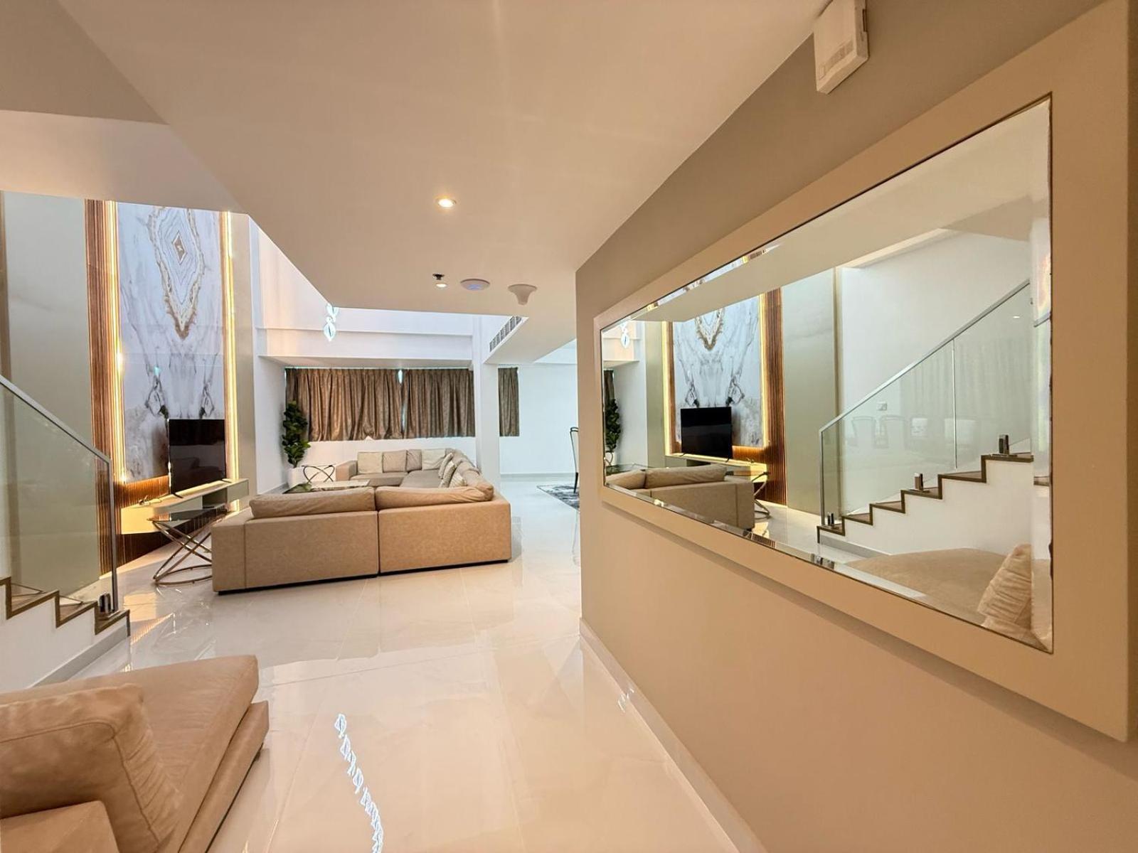 Spacious Modernized 2 Bedroom And Duplex 4 Br By Taskeen Homes شقة دبي