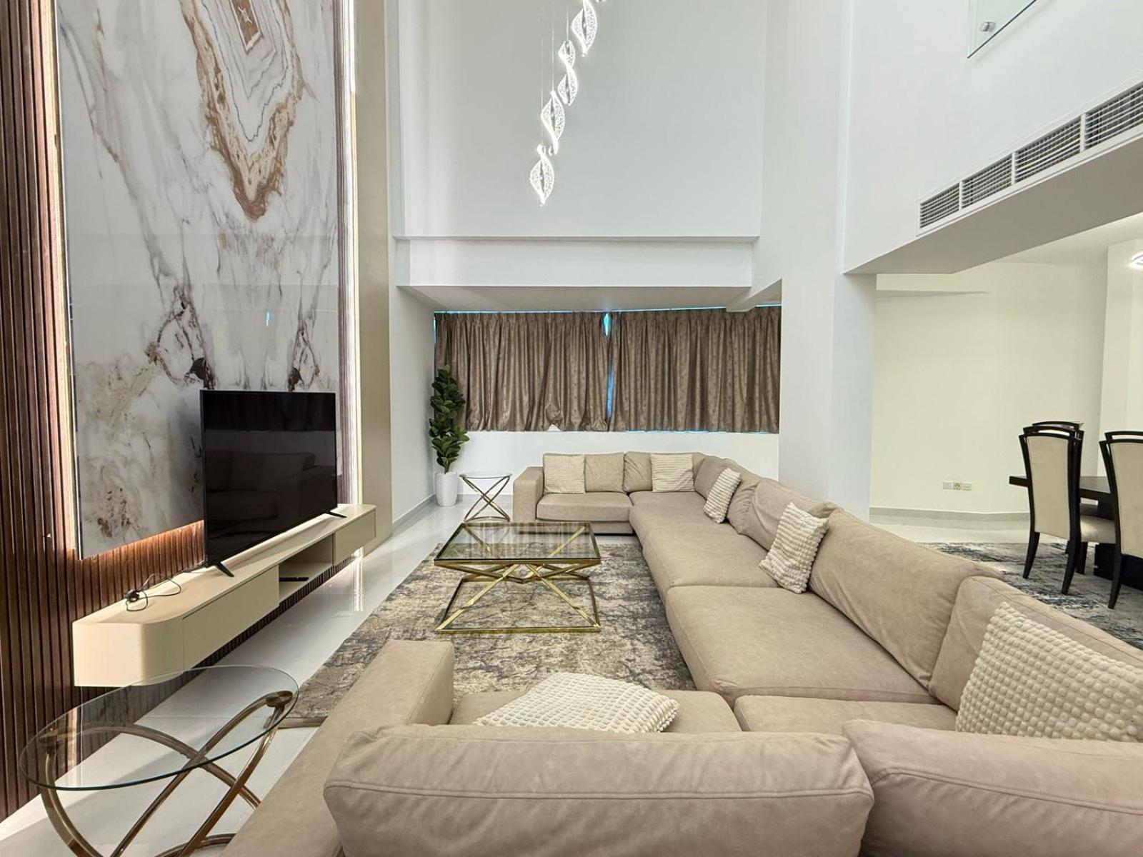 Spacious Modernized 2 Bedroom And Duplex 4 Br By Taskeen Homes شقة دبي