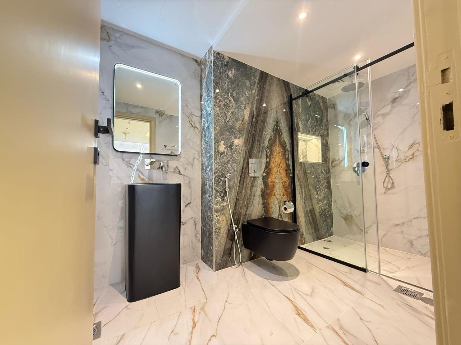 Appartement Spacious Modernized 2 Bedroom And Duplex 4 Br By Taskeen Homes *